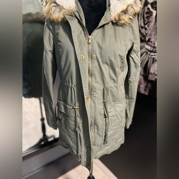 EUC-VERY NICE CHARLOTTE RUSSE OLIVE GREEN THICK ZIP UP COAT WITH FUR HOODIE.SZ S - Picture 6 of 10